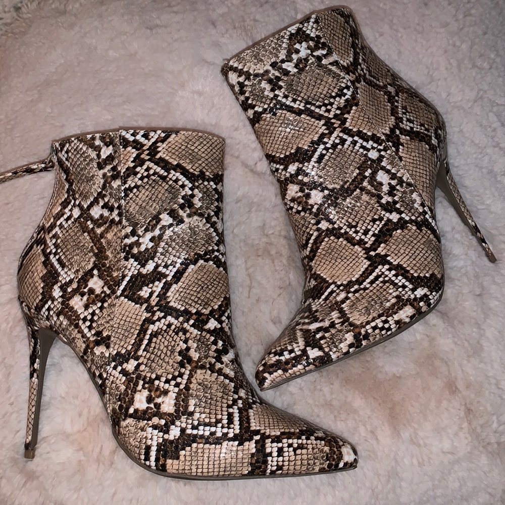 Fashion nova size 9 snake skin booties